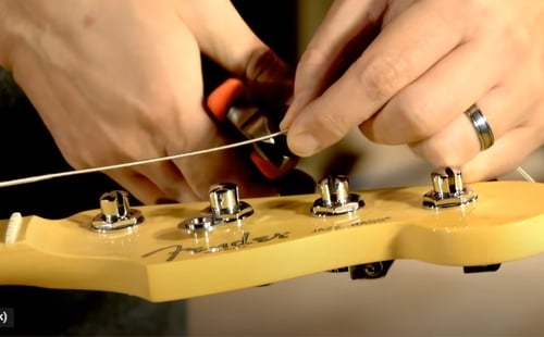 cut the excess of the electric bass
