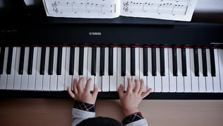 Fingers_on_Piano