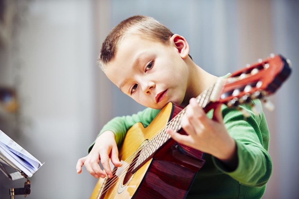 guitar young kid pic